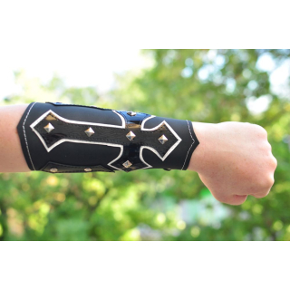 Holnitens and a Pyramid №347 Big Bracer