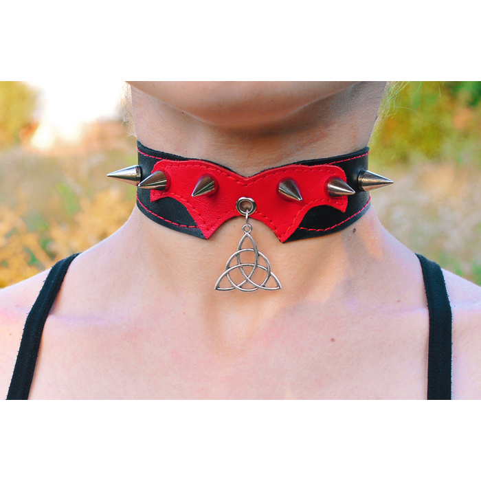 Triquetra (Enchanted) Pendant (ar-007) Collar